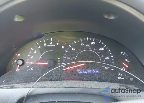 2010 Toyota Camry Xle z USA, uszkodzony, nr VIN 4T1BF3EK3AU523299